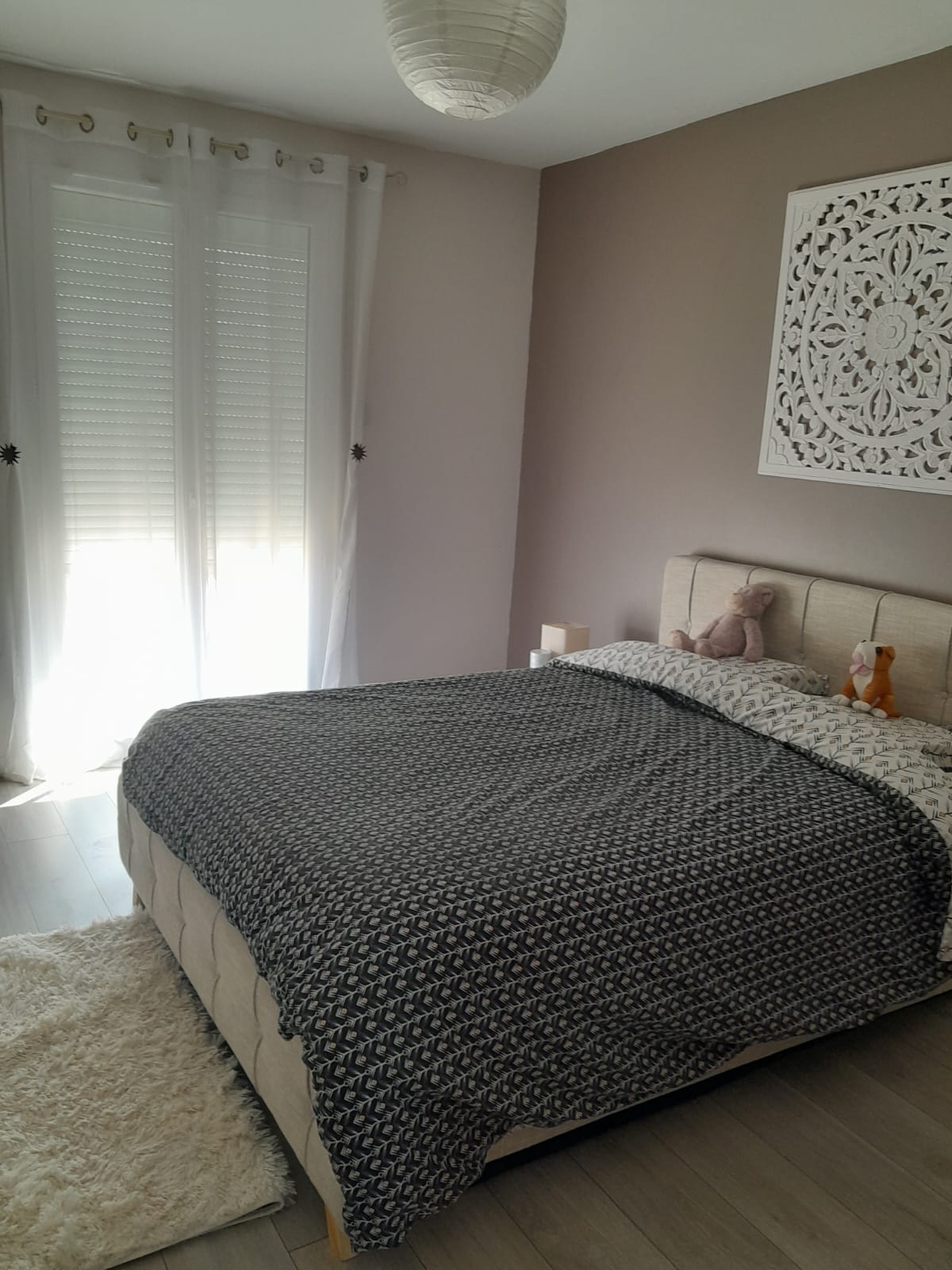 Საძინებელი: 140 საწოლი დიდი კარადით .