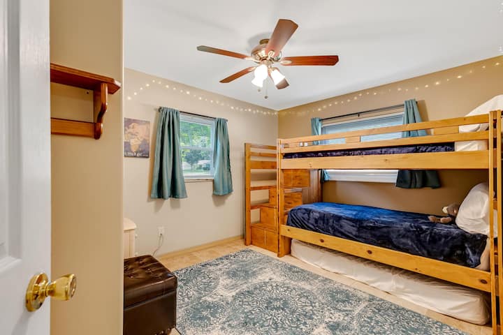 ห้องนอนที่สองพร้อมเตียงสองชั้นขนาดทวินไซส์และฟูกนอนคู่เสริมเพื่อดึงออกมาใช้ที่นี่หรือในห้องนอนใหญ่