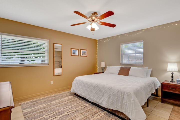 ห้องนอนใหญ่เตียงคิงไซส์ห้องน้ำเต็มรูปแบบทีวี