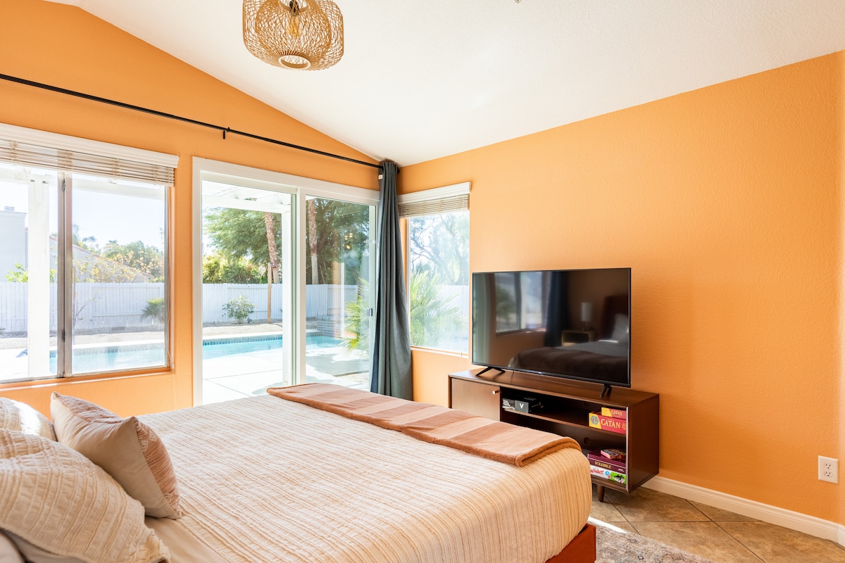 Kitanda aina ya King kilicho na mwonekano wa bwawa