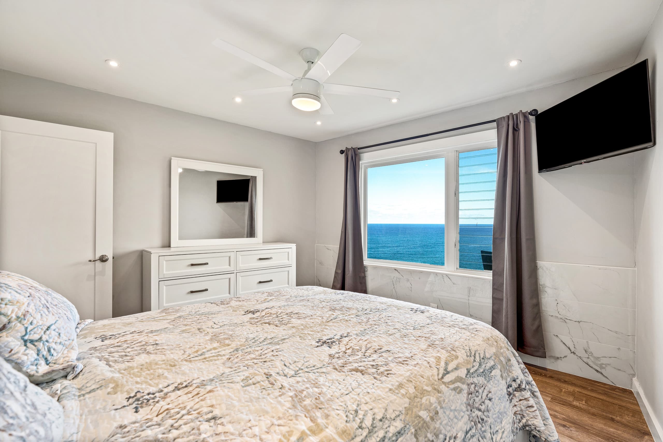 Oceanfront Condo 2 Bedrooms, 2 Baths - Photo 5