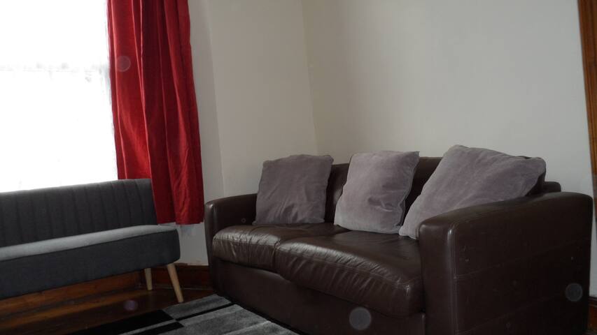 Centrally located 4 Bedroom House gallery image 3