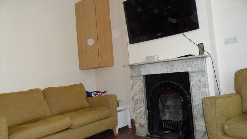 Centrally located 4 Bedroom House gallery image 4