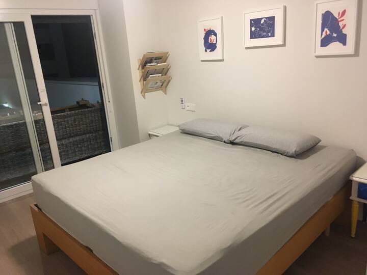 dormitorio principal con cama matrimonial 180x200 con baño privado. Acceso a la terraza. Con ventilador de techo grande o Airco.