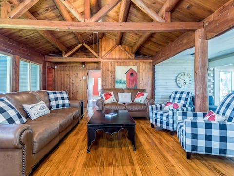 Lakefront Log Cabin Retreat
