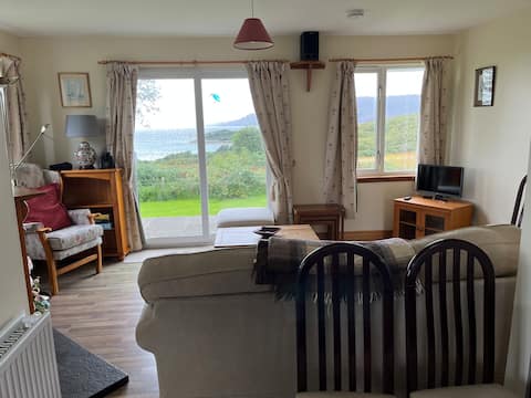 Top Airbnb: 2 Bedroom cottage near Plockton overlooking Skye in Lochalsh