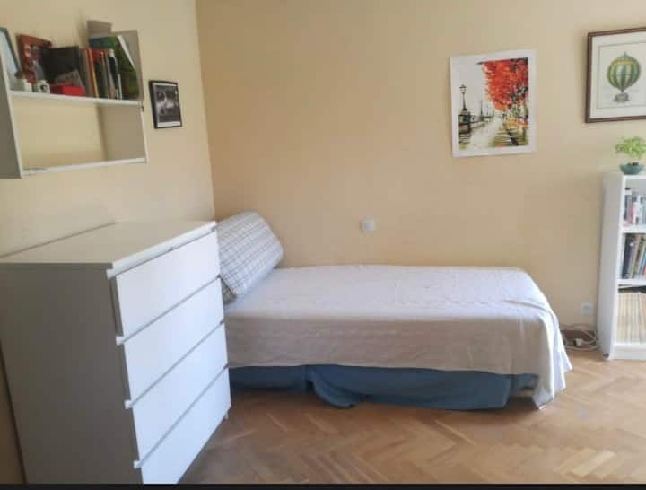 Habitación Amplia Bn Comunicada.tranquila Y Cómoda - Majadahonda
