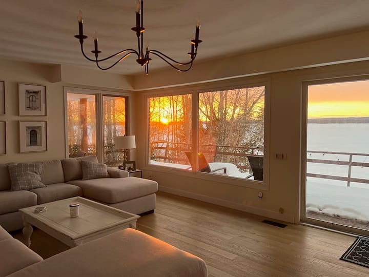 Pec Lakehouse | 180ft Waterfront + Sauna - Prince Edward