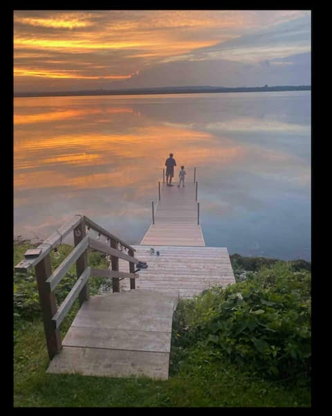 PEC Lakehouse | 180ft Private Waterfront + Sauna