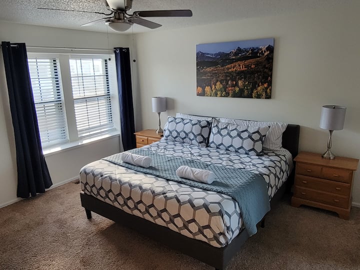 חדר שינה ראשי עם מיטת קינג - סייז וחדר רחצה ושירותים צמוד 