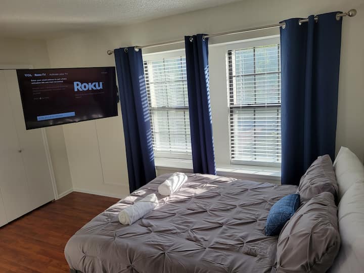 חדר שינה מס '3 עם מיטה זוגית בגודל 50אינץ' טלוויזיה חכמה ROKU