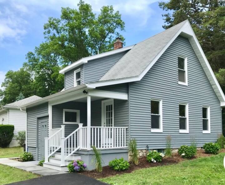 Beautiful Rowayton Farmhouse near local Beaches! Houses for Rent in