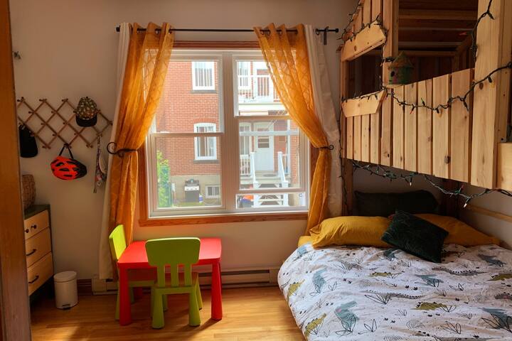 Camera 2 
Letto matrimoniale  + letto singolo (capanna in legno)