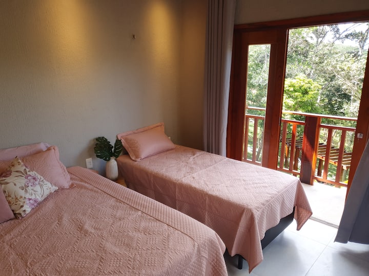 1号套房是其中最大的套房。 在楼上 它有一个独立的阳台和一个宽敞的衣柜。 卫生间有2个水槽和2个电动淋浴间。 除了吊床和2扇大窗户外，还有1张加大双人床和1张单人床。