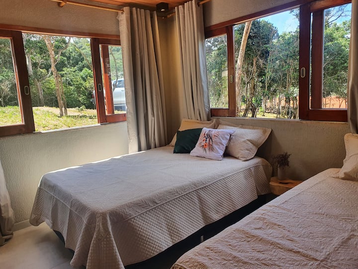 套房4。与套房2相匹配，上方。 它位于楼下，有2扇大窗户，可俯瞰caramanchão和停车场的主要入口。 配有1张标准双人床和1张1米宽单人床。 有前通风。