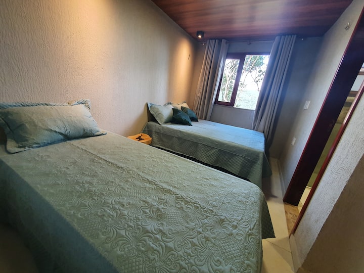 套房5.虽然最紧凑，但配有1张标准双人床、1张单人床和网主。 位于下层，从窗户可以欣赏到美丽的景色。