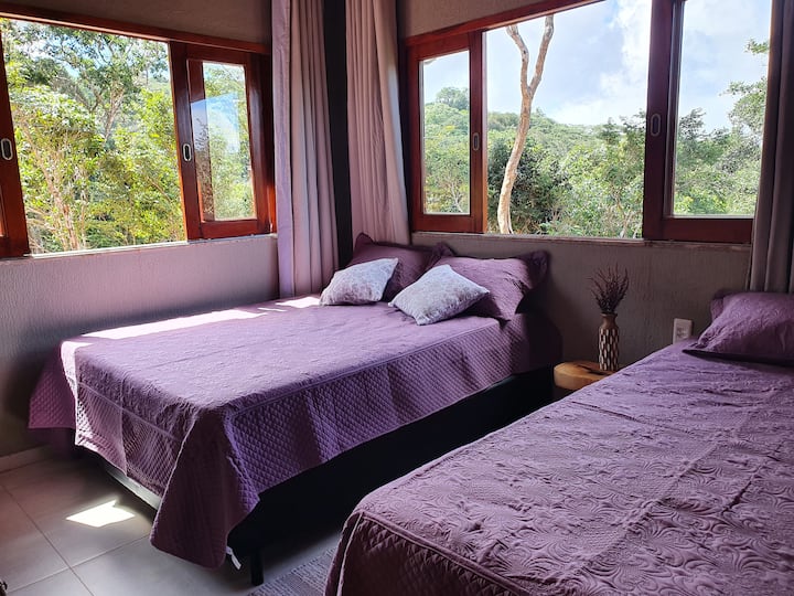 套房2.它在楼上，有2扇大窗户，可俯瞰凉亭和停车场的主要入口。 配有1张标准双人床和1张1米宽单人床。 这里是通风最多的风格之一，因为风在前面。