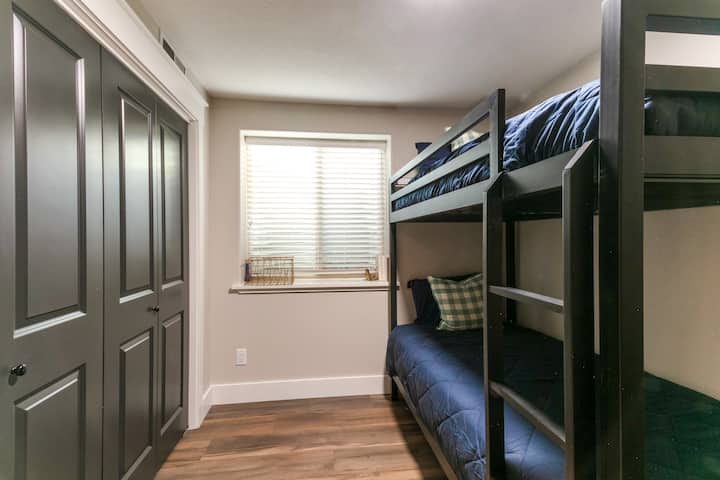 Spálňa s poschodovou posteľou na prí