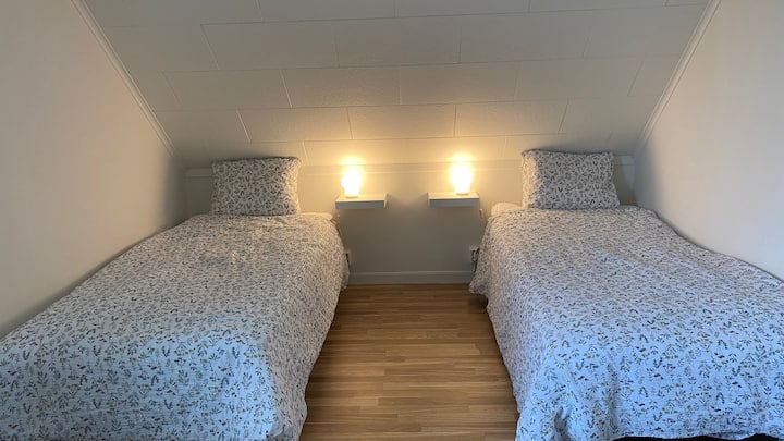 ზედა სართულზეა 80 სმ‑იანი 2 საწოლი.