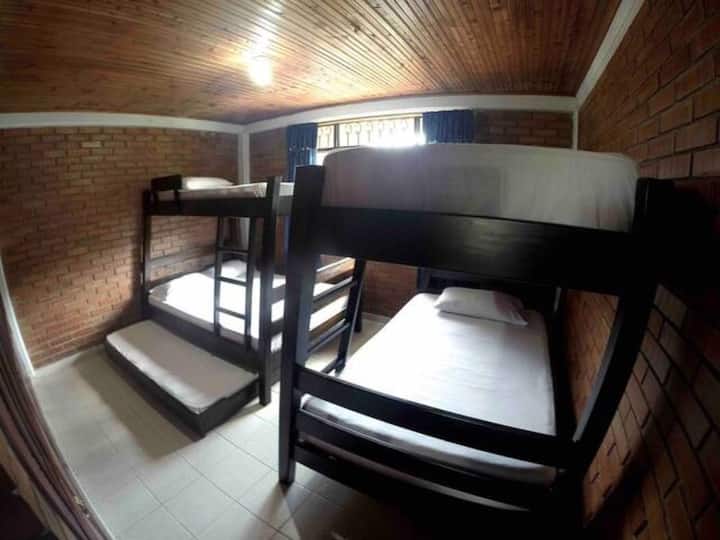 Chumba cha watu 8 kilicho na mashuka , mito na mablanketi 