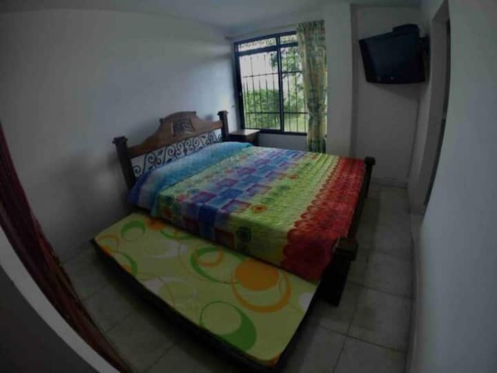 chumba cha watu 3 kilicho na mashuka, mito na mablanketi 