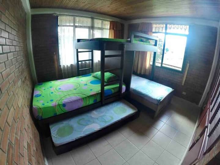 Chumba cha watu 6 kilicho na mashuka, mito na mablanketi 