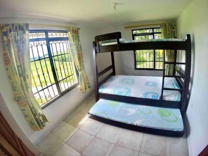 Chumba cha watu 4 kilicho na mito, mashuka na mablanketi 