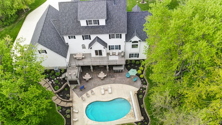 Secluded Lake Front Home with Pool - Sleeps 18