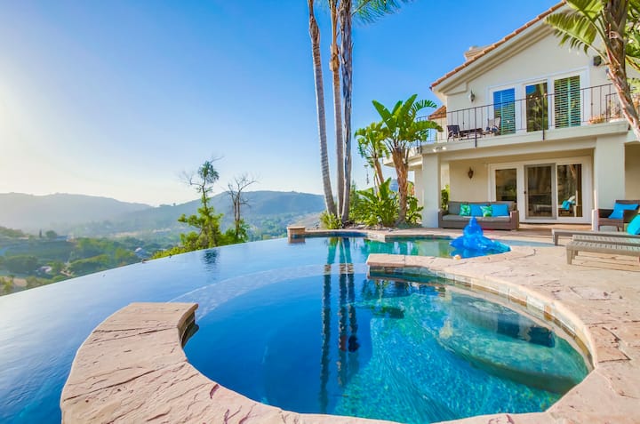 Private Villa with  Infinity  Pool and Game Room