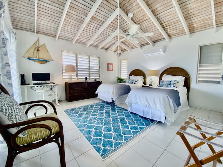 2. spálňa s 2 oddelenými posteľami a pracovnou stanicou