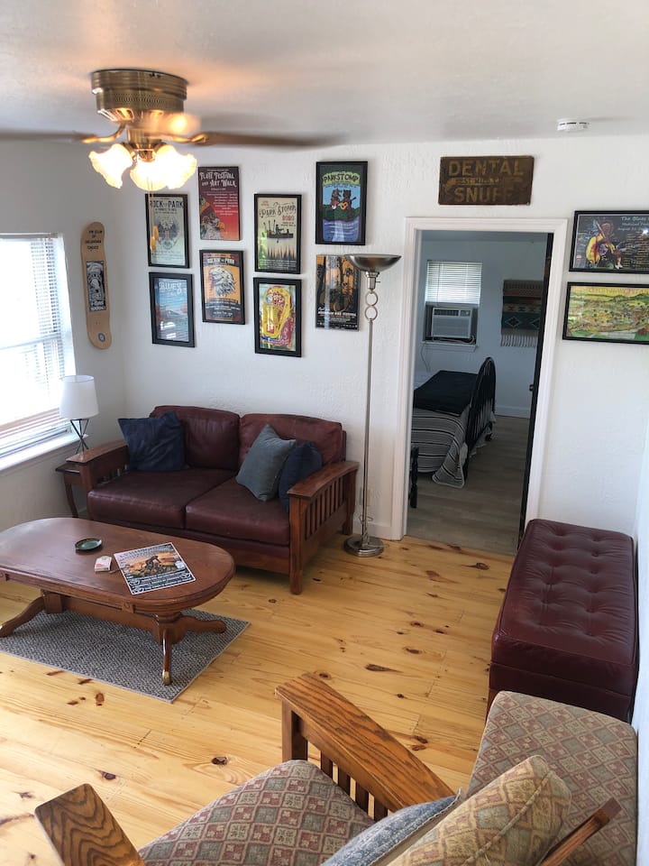 Cheerful 2 Bedroom Cabin With Parking On Premises! - Medicine Park, OK