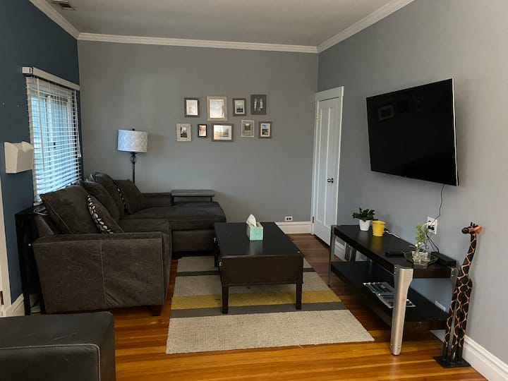 King Bed - Entire Home - Private Corner Lot - Melrose Park, IL