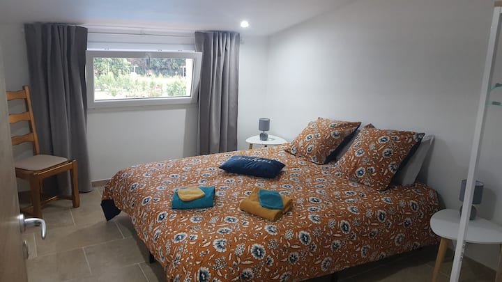 Chambre 4 "la ciste" . Poschodie, manželská posteľ 160 x 200, výhľad na bazén.