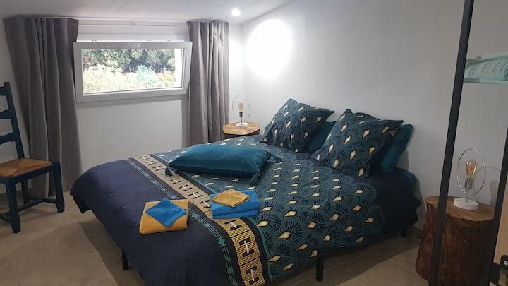 Chambre 7 "le myrte". Poschodie, manželská posteľ 160 x 200, výhľad na bazén.