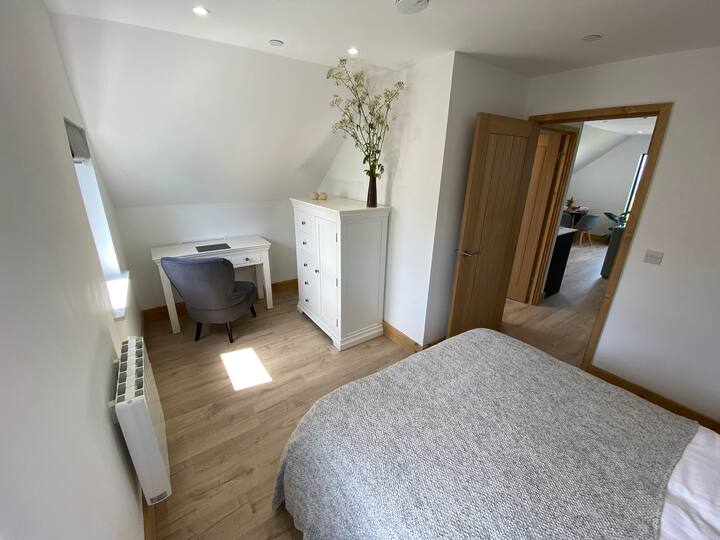 Dormitorio doble luminoso con vestidor.