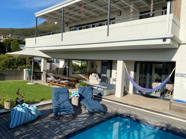 Llandudno Beach Walk. 2 min to beach.