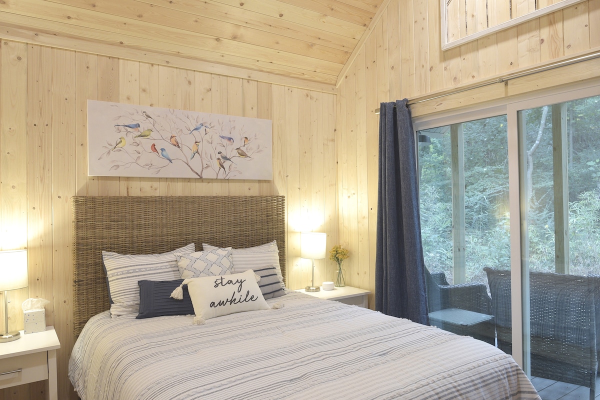 Dormitorio tamaño queen con cortinas oscuras para dormir. Cómoda cama nido híbrida.