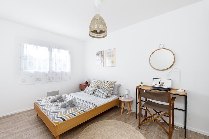 מיטה זוגית 140 ס"מ X 190 ס"מ סדינים ומגבות מסופקים. שולחן עבודה