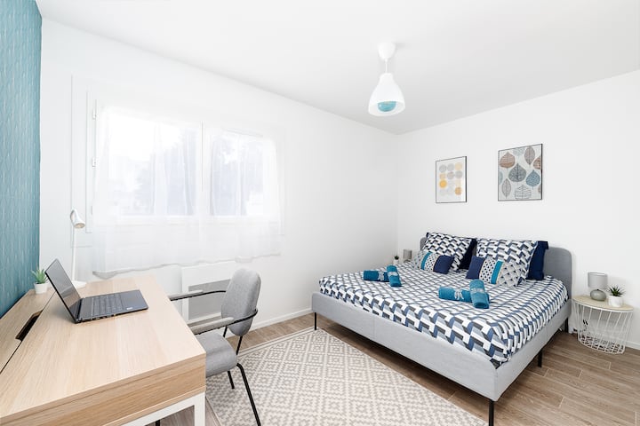 מיטה זוגית 160 ס"מ X ‏ 200 ס"מ סדינים ומגבות מסופקים. שולחן עבודה