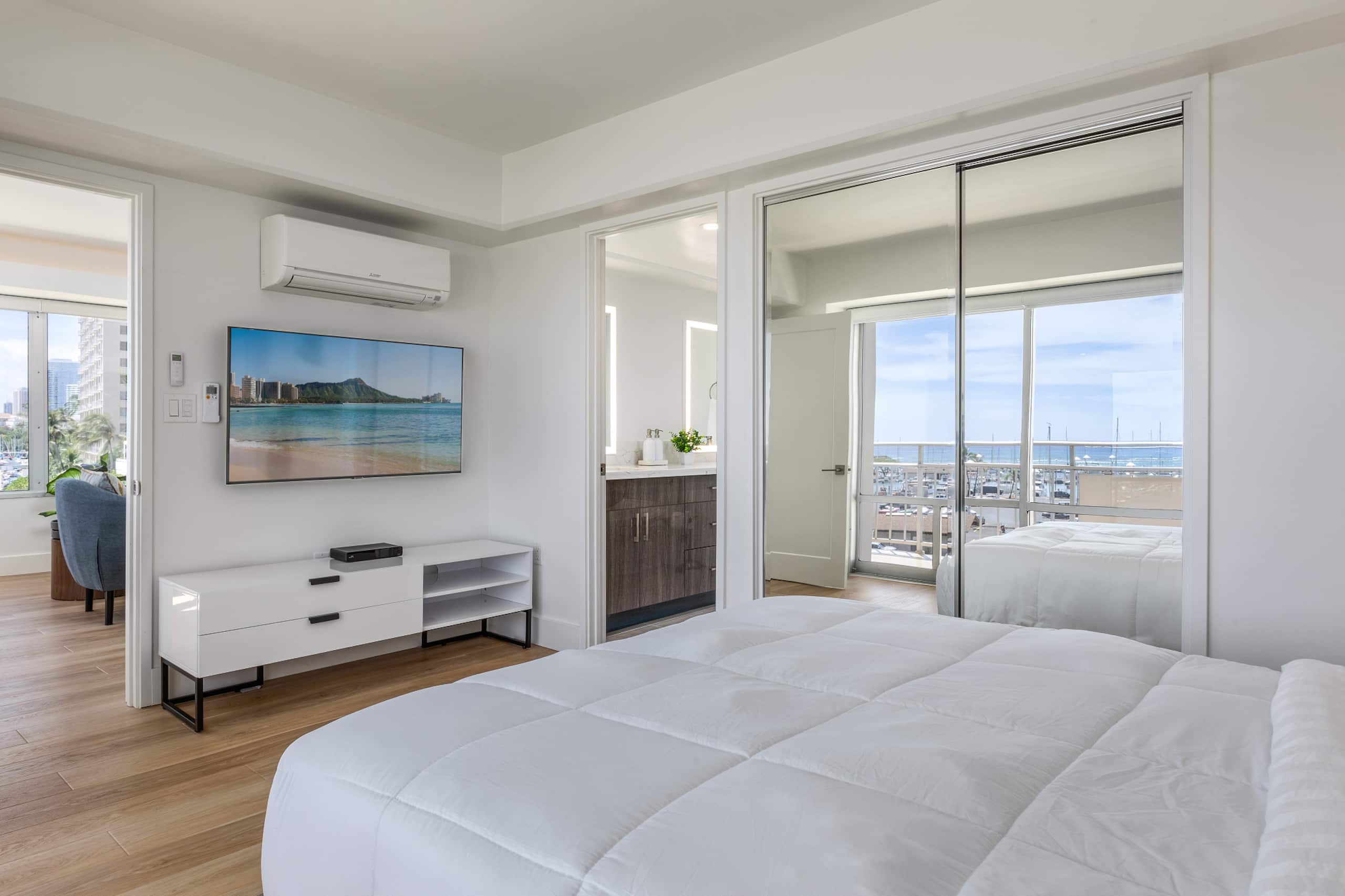 Condo in Honolulu · ★4.97 · 2 bedrooms · 4 beds · 2 private baths - Image 18