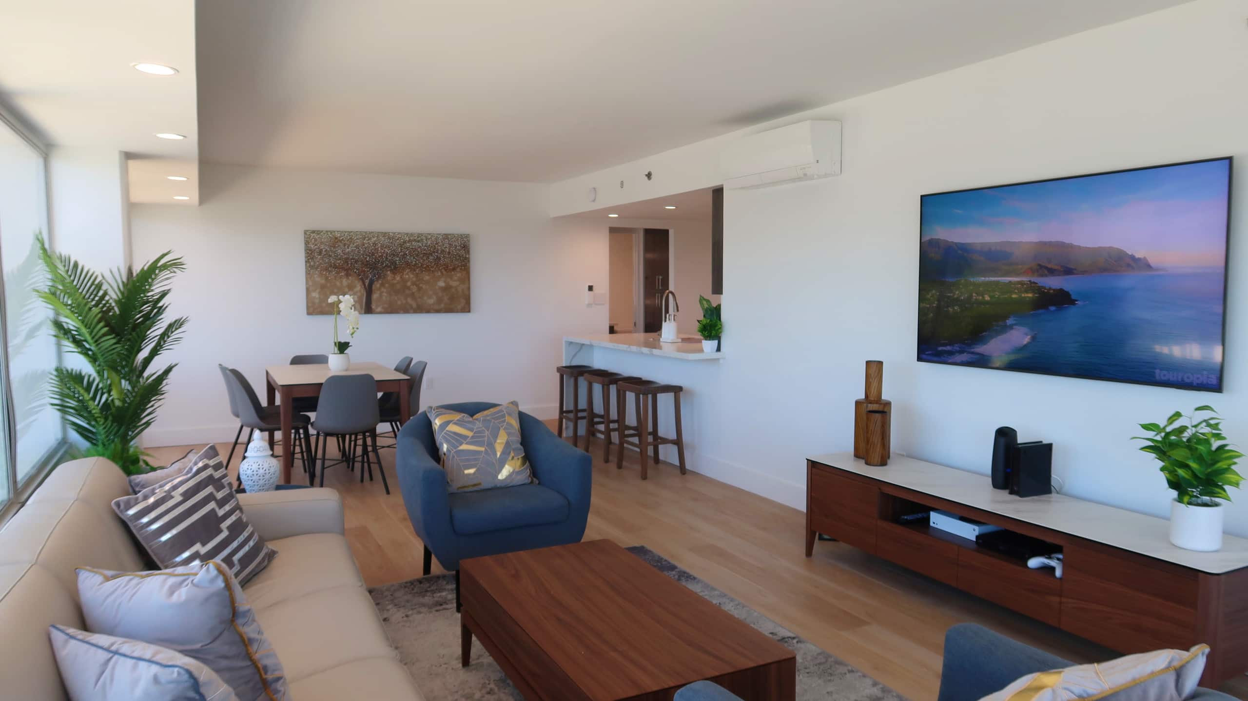 Condo in Honolulu · ★4.97 · 2 bedrooms · 4 beds · 2 private baths - Image 5