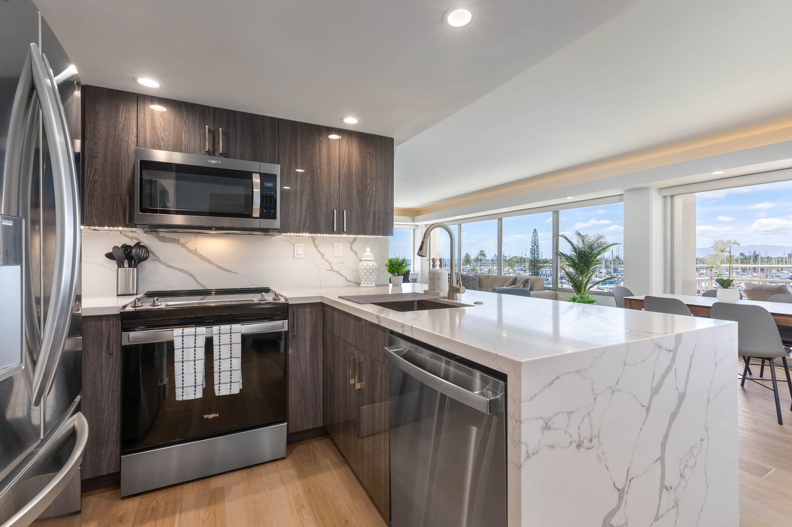 Condo in Honolulu · ★4.97 · 2 bedrooms · 4 beds · 2 private baths - Image 9