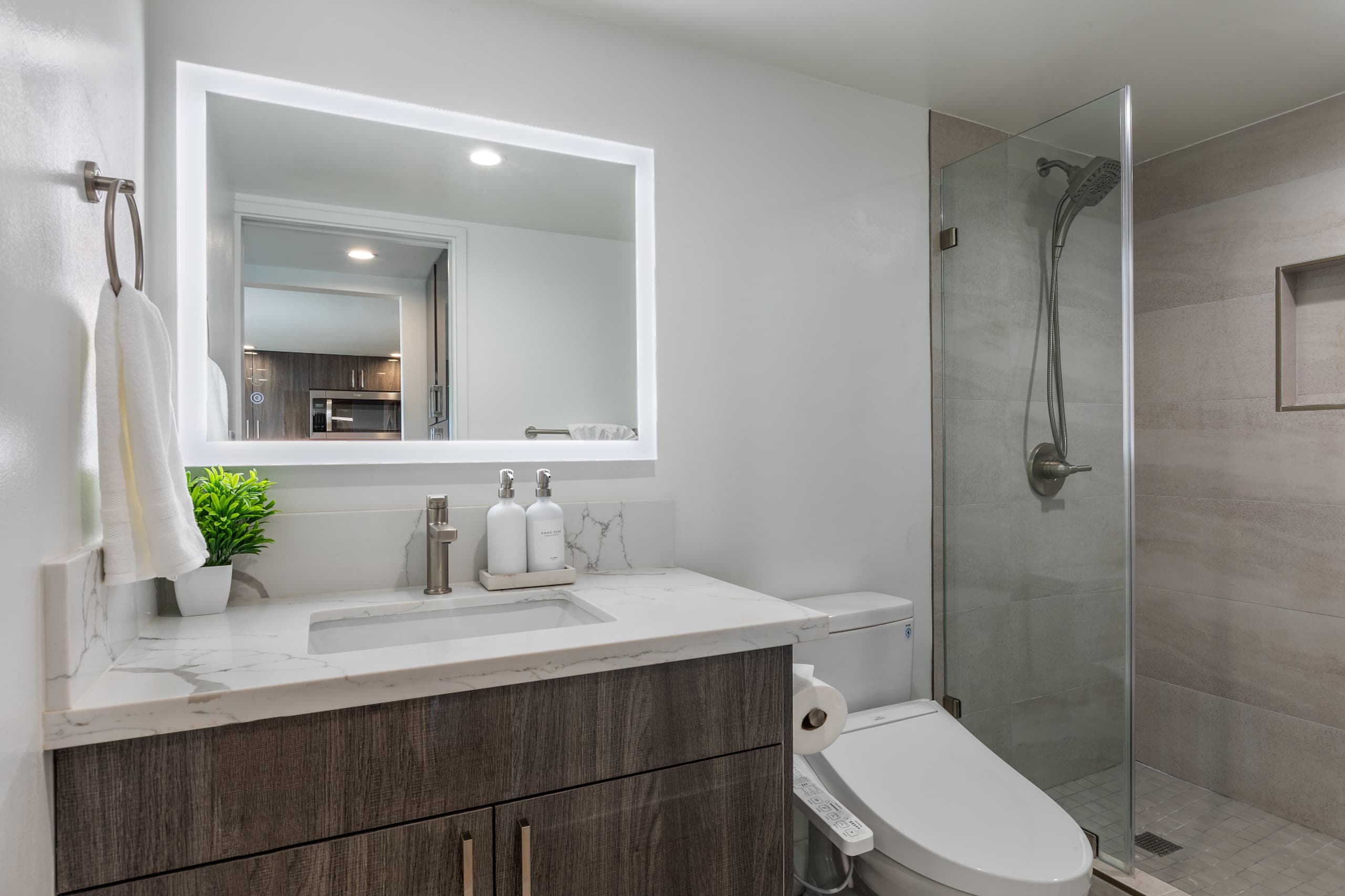 Condo in Honolulu · ★4.97 · 2 bedrooms · 4 beds · 2 private baths - Image 19