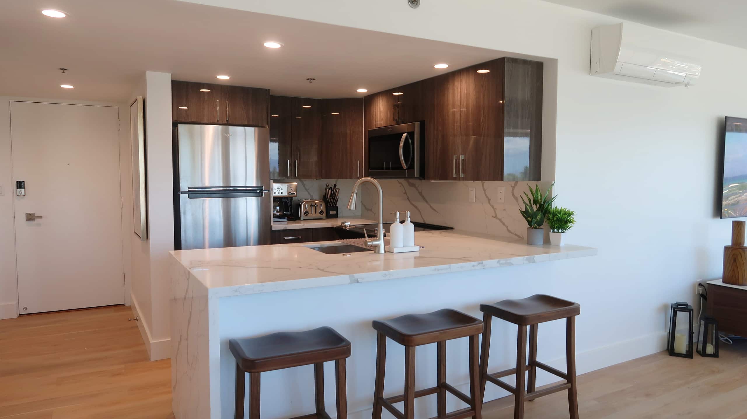 Condo in Honolulu · ★4.97 · 2 bedrooms · 4 beds · 2 private baths - Image 8