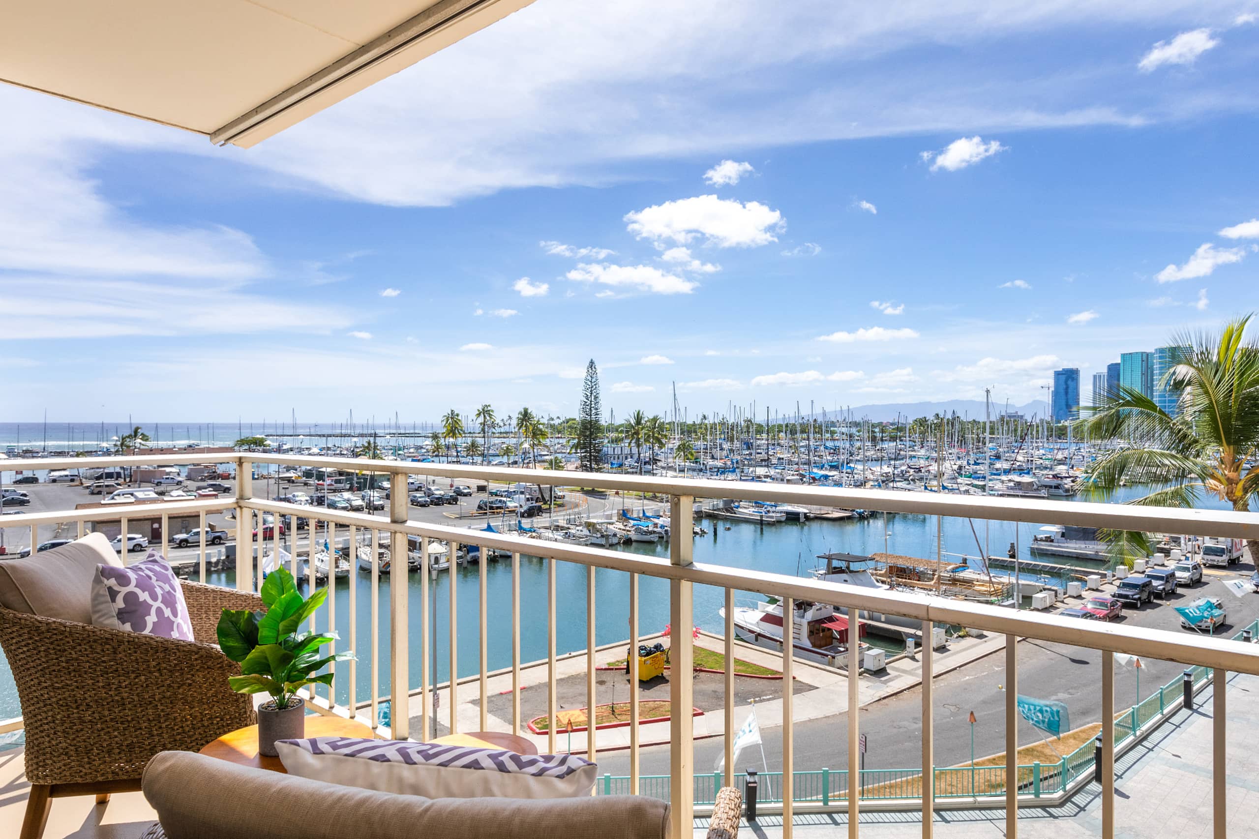 Condo in Honolulu · ★4.97 · 2 bedrooms · 4 beds · 2 private baths - Image 23
