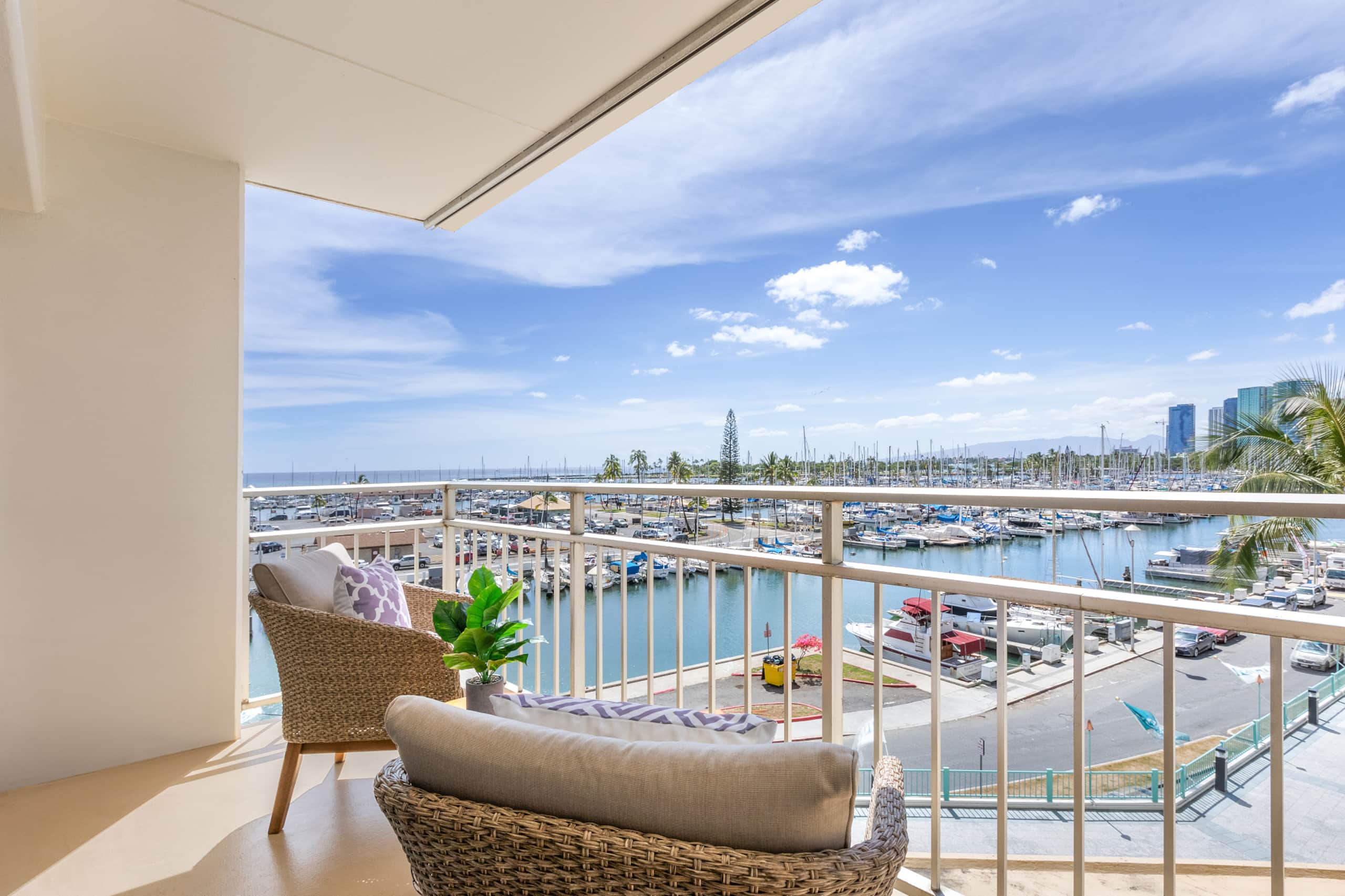 Condo in Honolulu · ★4.97 · 2 bedrooms · 4 beds · 2 private baths - Image 22