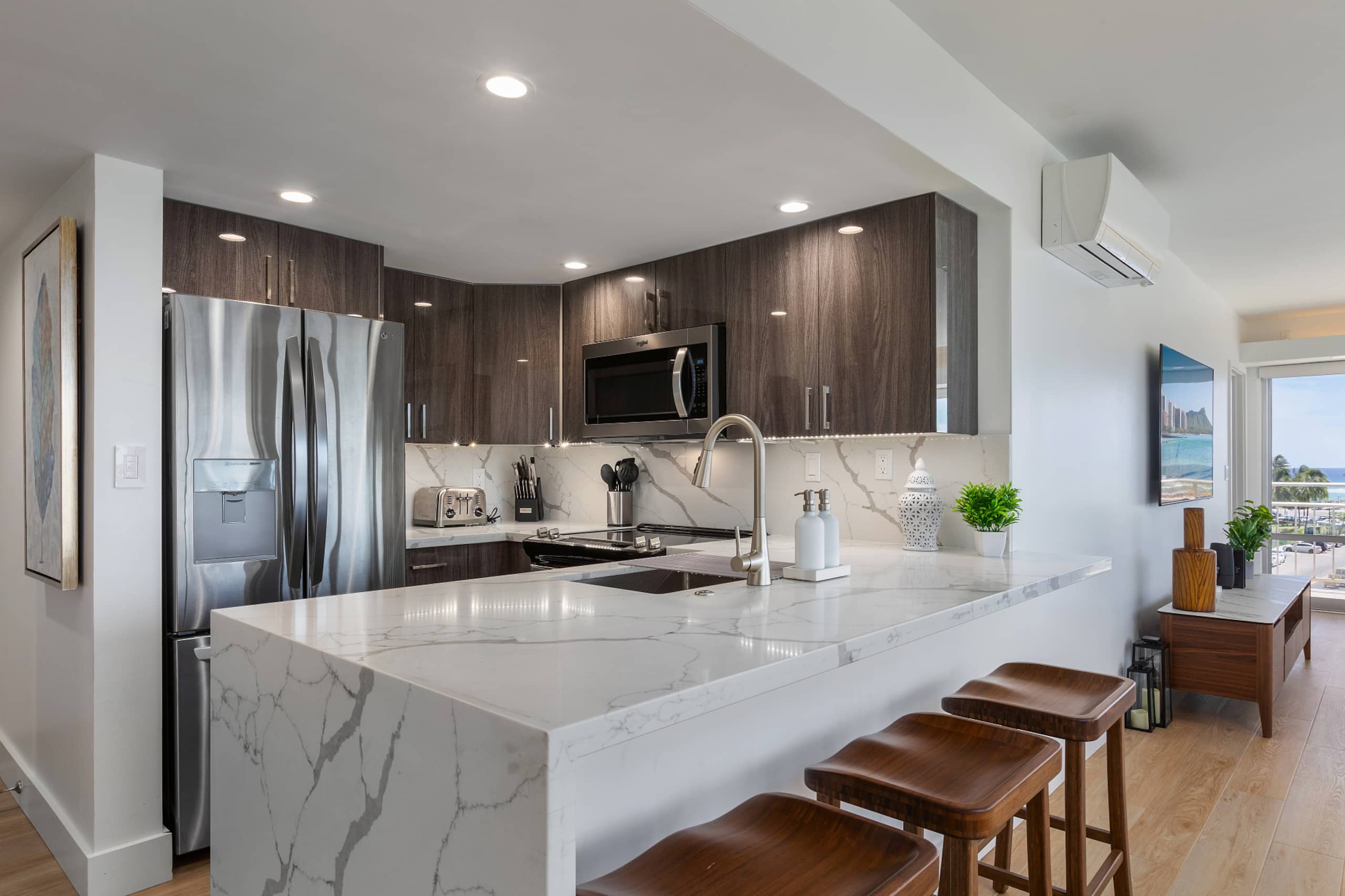 Condo in Honolulu · ★4.97 · 2 bedrooms · 4 beds · 2 private baths - Image 10