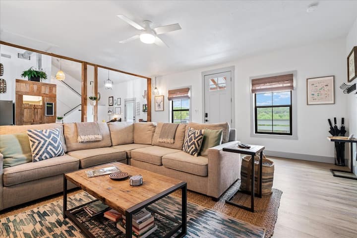 Hill Country Escape - Views + Fire Pit + Location - Driftwood, TX