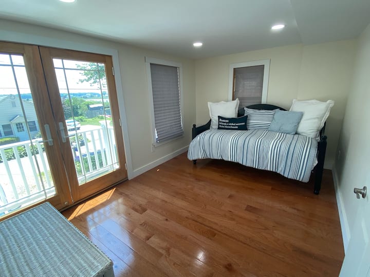 Slaapkamer met balkon en uitzicht op het water 