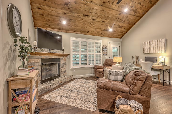 棋盘游戏和燃气壁炉让起居区成为您与亲人共度美好时光的好去处。